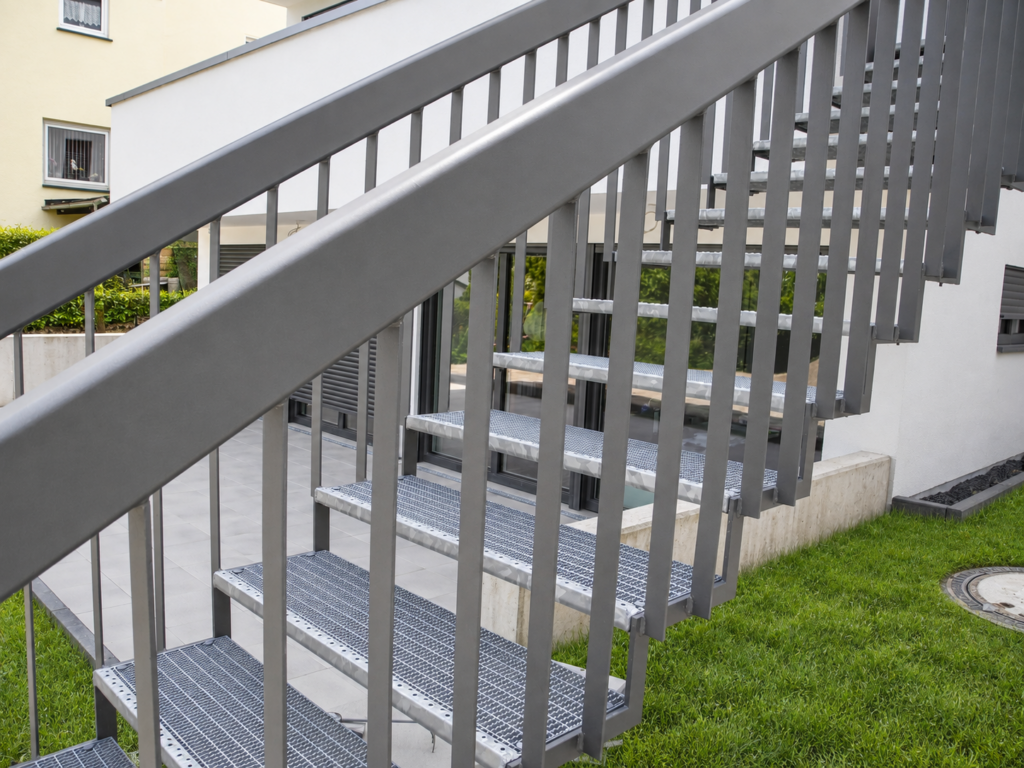 Einfamilienhaus, Kelkheim – Stahltreppe und Garten